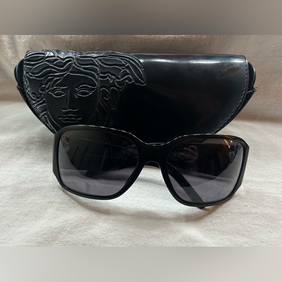 Versace MOD. 4110-B GB1/87 Sunglasses and Case - Picture 4 of 5